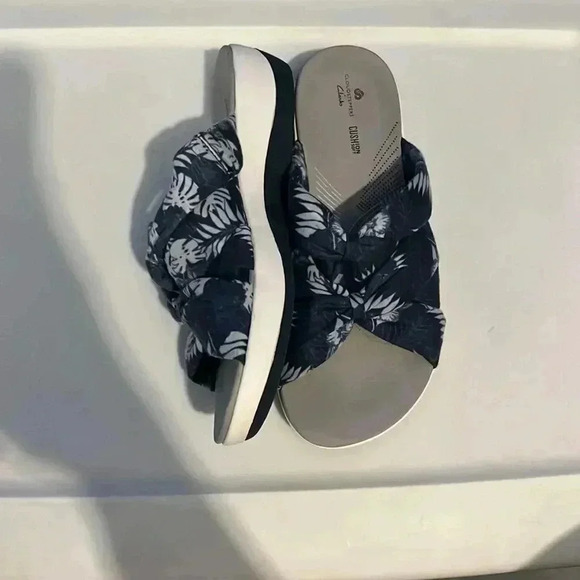 Clarks Blue and White Cushion Soft CloudSteppers Size 8 Flip Flips - Picture 2 of 6